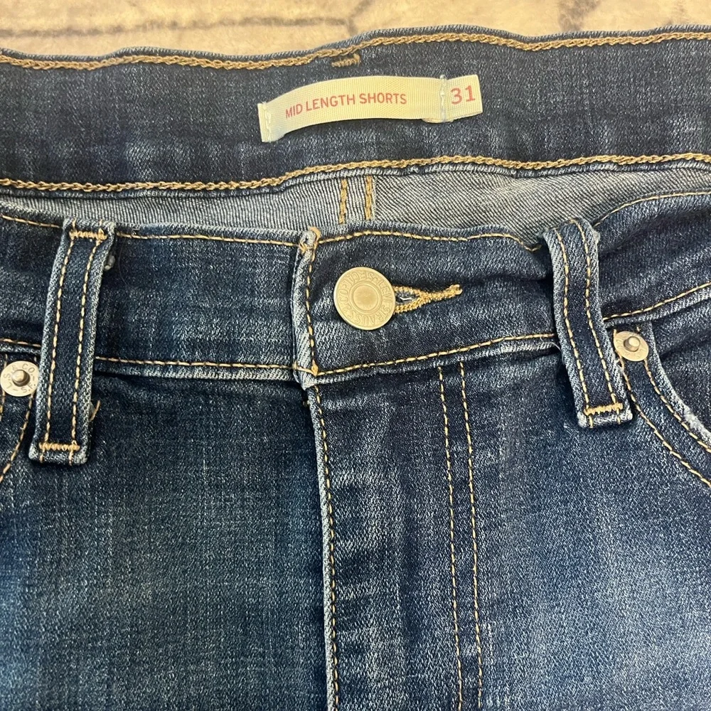 Levi's Women's mid rise Dark Blue Rolled-Hem Denim Shorts - Picture 3 of 7